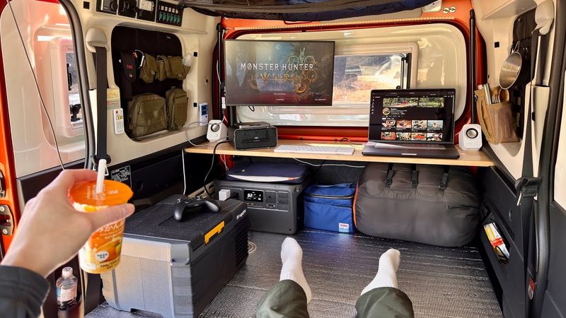 Ich habe versucht, einen kleinen Lieferwagen in ein mobiles Internetcafé zu verwandeln.