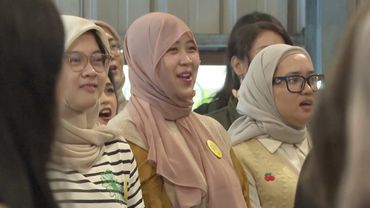 Вспомнить детство: взрослые индонезийцы вместе играют на стадионе в Джакарте