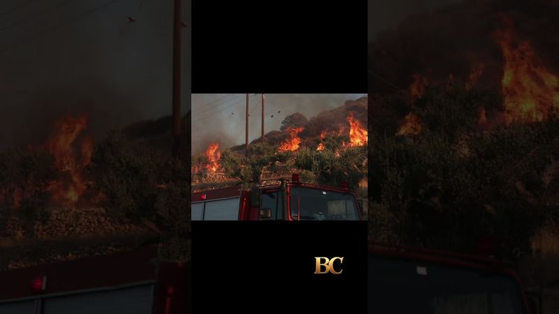 Mais de 5.000 pessoas evacuadas devido a incêndio florestal na ilha grega de Creta