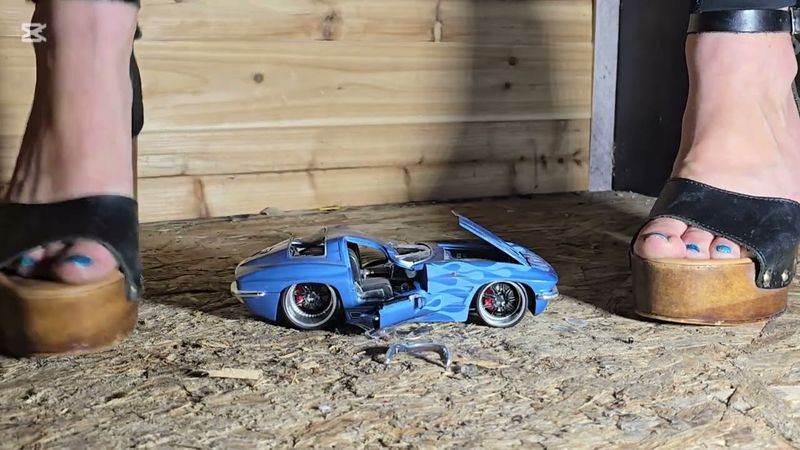 Model Corvette crushed in heels #asmrcrunch #modelcarcrush #highheels #asmrcrushing #asmrsounds