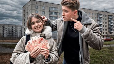 МЛАДШАЯ СЕСТРА УКРАЛА ДЕНЬГИ, ЧТОБЫ КУПИТЬ НОВЫЙ АЙФОН