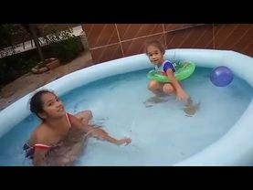 Brincando piscina