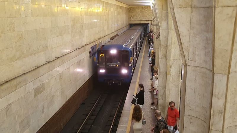 метро вагон номерной приезжает на станцию