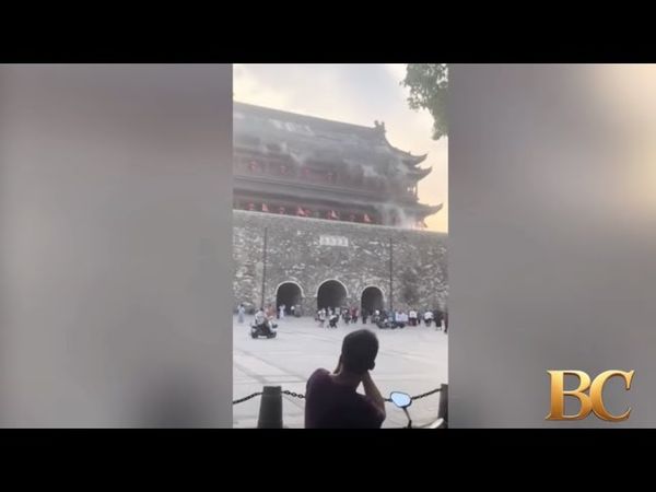 Tourists flee as roof collapses off 650-year-old building in China