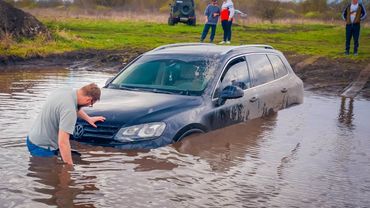 IT WAS NOT POSSIBLE TO FLY OVER THE DITCH. VW TOUAREG vs. NIVA! / THE KING OF THE DITCH SHOW!