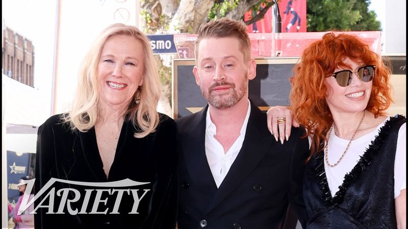 Macaulay Culkin se reúne com Catherine O'Hara para a cerimônia da Calçada da Fama