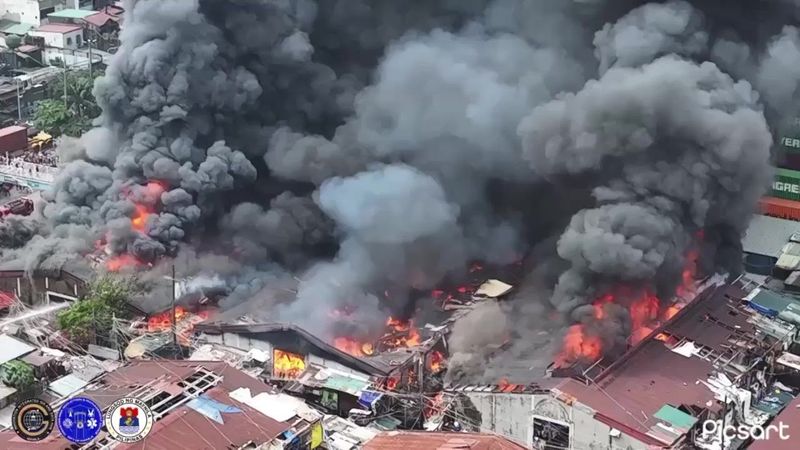 Massive fire razes houses in residential area of Manila | AFP