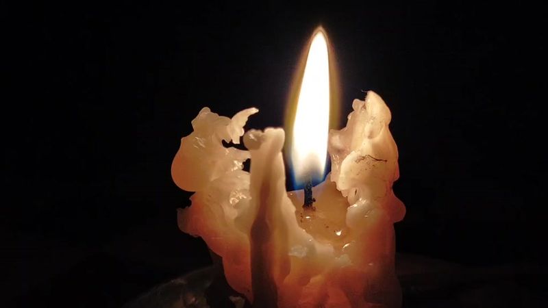 Можно долго смотреть на то, как горит свеча, но заметите ли Вы как пл...