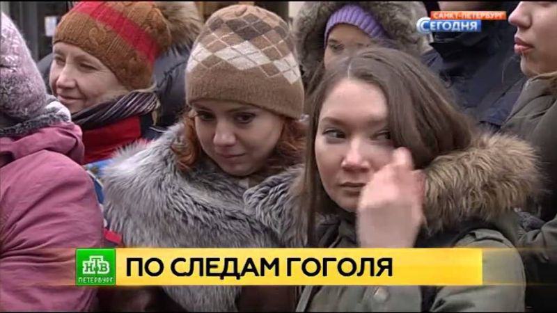 Безруков в образе Гоголя прогулялся с журналистами и поклонниками по центру Петербурга