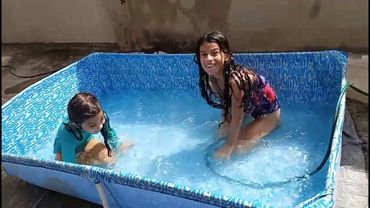 Meninas brincando na piscina. Parte 1