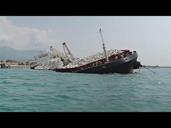 Корабль Guang Rong застрял у берегов Тосканы: местные жители ждут решения