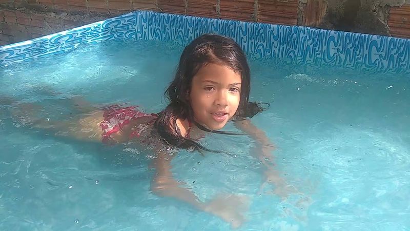 Ana Clara nadando na piscina 😘