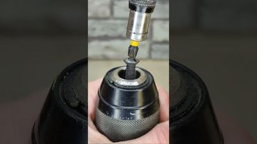 Обязательно запомни эту хитрость! Как можно легко снять патрон с шуруповерта? #shorts