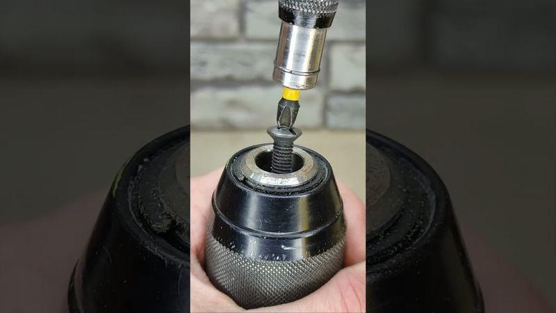 Обязательно запомни эту хитрость! Как можно легко снять патрон с шуруповерта? #shorts