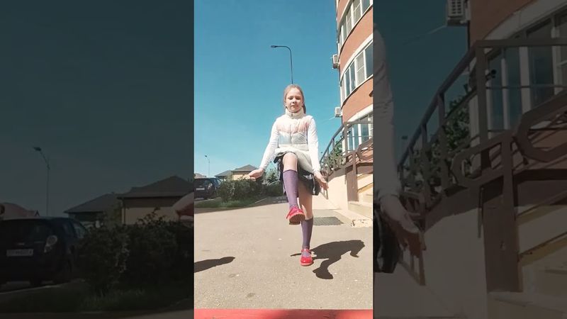 иду в школу в юбке