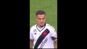 Chute de Philippe Coutinho, do Vasco, passa raspando a trave contra o Corinthians
