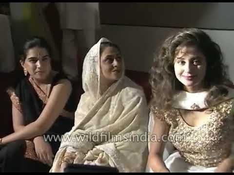 Aamir Khan com sua então esposa Reena Dutta no evento de lançamento do filme 'Rangeela'