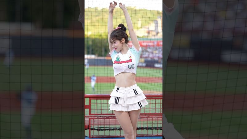 多慧跳得正開心 突然被大風打斷瀏海都被吹沒了🤣@lee_dahye #李多慧 #이다혜 #cheerleader #fancam #shorts