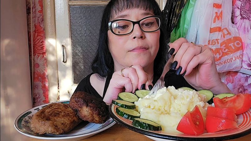 Мукбанг | Котлеты с пюре | Обжор Асмр