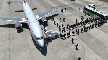 Venezuelan migrants jailed in El Salvador get on a repatriation flight | AFP