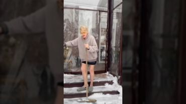 ❄️Светлана Дружинина в короткой юбке вышла чистить снег у дома