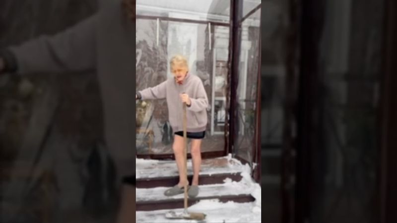 ❄️Светлана Дружинина в короткой юбке вышла чистить снег у дома