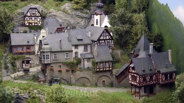 Beautiful narrow-gauge model railway layout by Alan Jockmans (micro train diorama in HOn30 scale)
