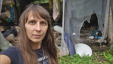 L'orso ha distrutto la casa! Ha sfondato la porta e il tavolo! Pulisce e passa la notte.