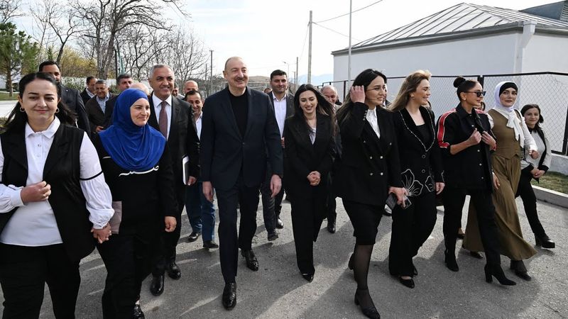 İlham Əliyev və birinci xanım Mehriban Əliyeva Ağdərədə sakinlərlə Novruz tonqalını alovlandırıblar