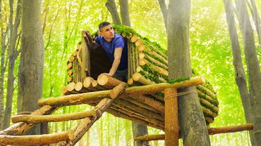 ПОСТРОИЛИ КРУГЛЫЙ ДОМИК НА ДЕРЕВЕ!