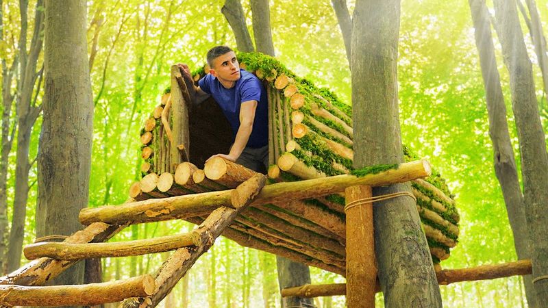 ПОСТРОИЛИ КРУГЛЫЙ ДОМИК НА ДЕРЕВЕ!