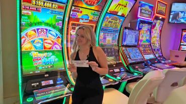 Di nuovo alla stessa macchina per un altro ENORME jackpot!