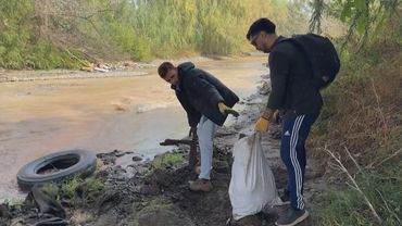 Пузырьки воздуха помогают очистить от мусора реку в Чили