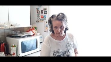 Размешиваю раствор на кухне. Ремонтирую комнату.