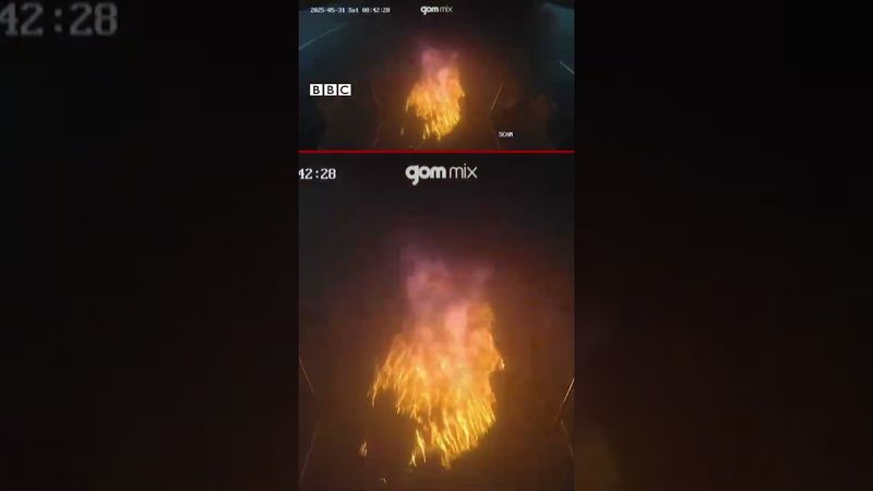 Камери відеоспостереження зафіксували момент, коли у Сеулі чоловік підпалив вагон метро #shorts