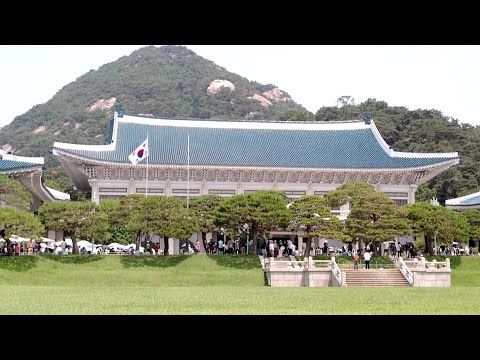 Туристы спешат увидеть Синий дом в Сеуле перед возвращением президента