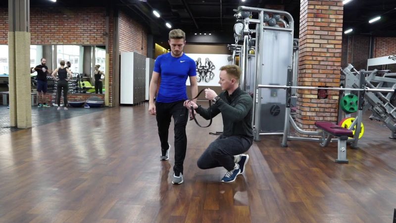 Колено уходит внутрь. Что делать? Александр Семенов делится лайфхаком