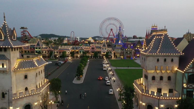 Review Shop VinWonders Phú Quốc | Quảng Trường Grimm Square VW6   ban đêm 2