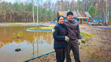 Новая крыша появилась у столетнего дома. Встретились сом с бобром в коптильне.