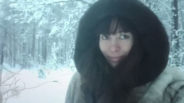 Снежинки кружится в ночи.