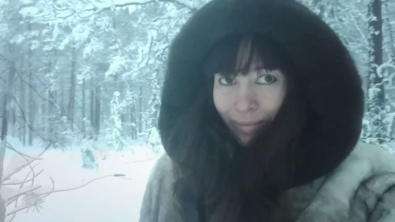 Снежинки кружится в ночи.