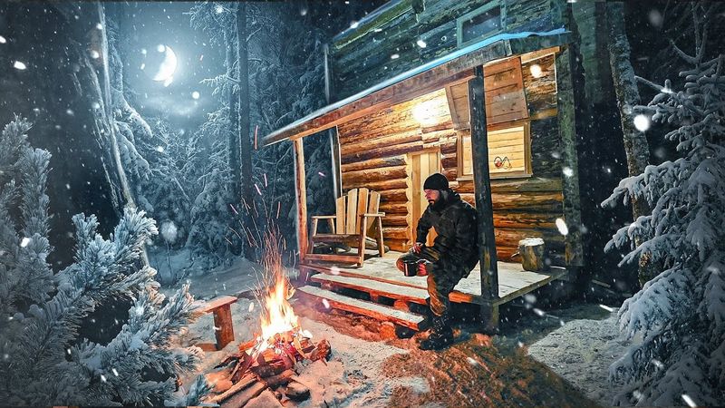 ДОБРАЛСЯ в БОЛЬШУЮ ИЗБУ | КРУГОМ ДИКИЕ ЗВЕРИ и СНЕГОПАД - УЛУЧШАЮ ДОМ В ГЛУШИ