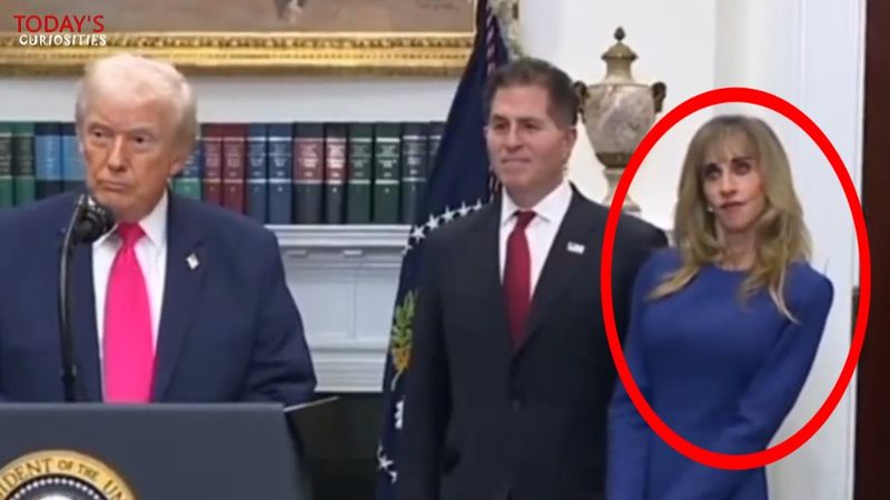 La moglie di Michael Dell, Susan, si comporta in modo strano mentre Trump parla