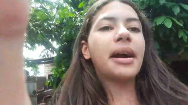 brincadeiras de tente não deixar o balão estourar na sua cabeça e a minha irmã perdeu e eu venci