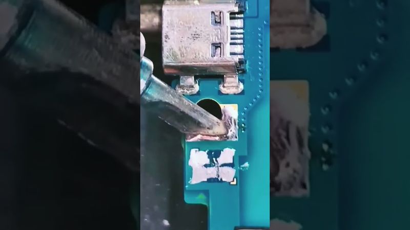 Замена микрофона на плате телефона с помощью монтажной площадки! 🔧📱