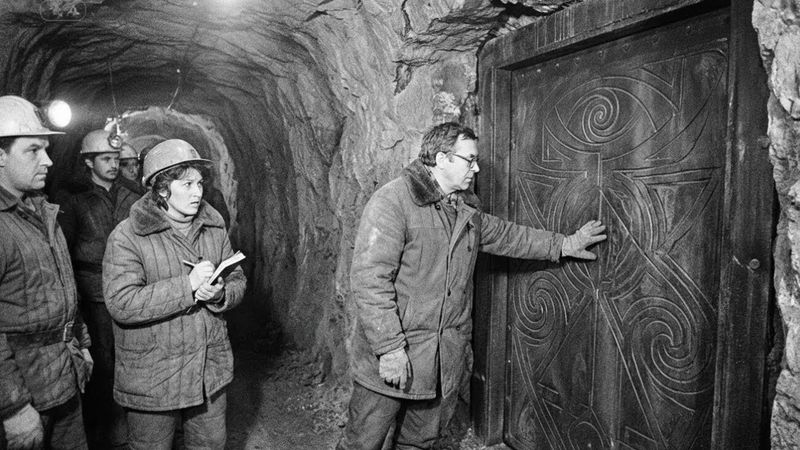 СТРОИТЕЛИ наткнулись на ДРЕВНЮЮ ДВЕРЬ с иероглифами под Петербургом — что скрывали?