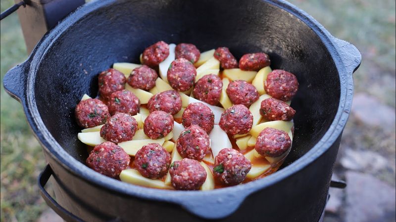 ФРИКАДЕЛЬКИ ИЗ ГОВЯДИНЫ С КАРТОФЕЛЕМ В КАЗАНЕ НА КОСТРЕ
