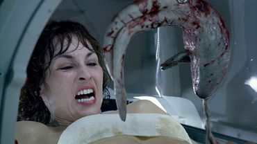 Элизабет извлекает из себя чужого - "Прометей" отрывок из фильма