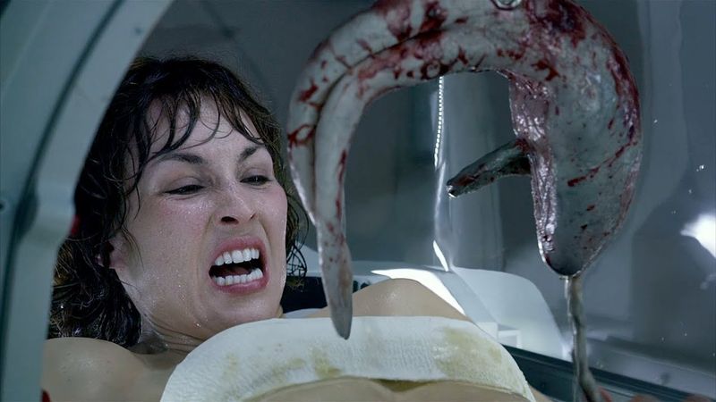 Элизабет извлекает из себя чужого - "Прометей" отрывок из фильма