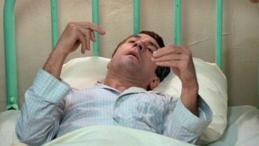 Он провёл во сне 30 лет своей жизни, но проснулся благодаря одному любопытному доктору